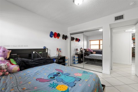Condominio en venta en Hialeah, Florida, 3 dormitorios, 120.4 m2 № 1943768 - foto 17
