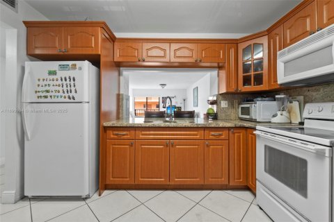 Condominio en venta en Hialeah, Florida, 3 dormitorios, 120.4 m2 № 1943768 - foto 7