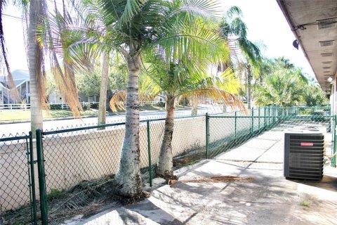Villa ou maison à louer à Kissimmee, Floride: 2 chambres, 92.07 m2 № 2388262 - photo 16