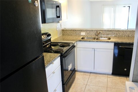 Villa ou maison à louer à Kissimmee, Floride: 2 chambres, 92.07 m2 № 2388262 - photo 7