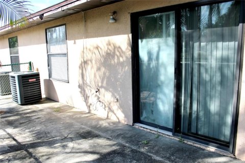 Villa ou maison à louer à Kissimmee, Floride: 2 chambres, 92.07 m2 № 2388262 - photo 18