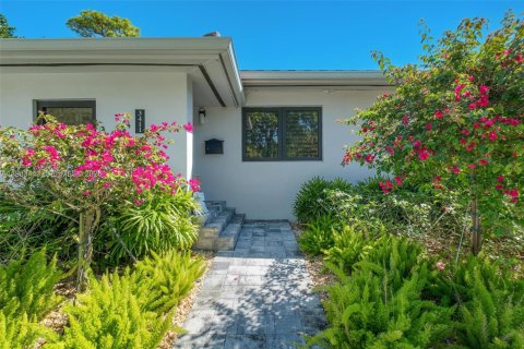 Купить виллу или дом в Корал-Гейблс, Флорида 3 спальни, 185.62м2, № 2067570 - фото 2