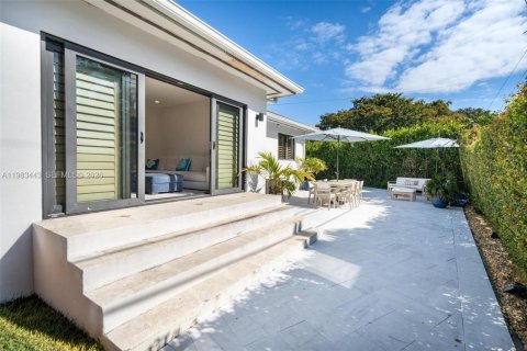 Купить виллу или дом в Корал-Гейблс, Флорида 3 спальни, 185.62м2, № 2067570 - фото 11