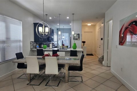Casa en venta en Hialeah, Florida, 5 dormitorios, 226.03 m2 № 1858548 - foto 7