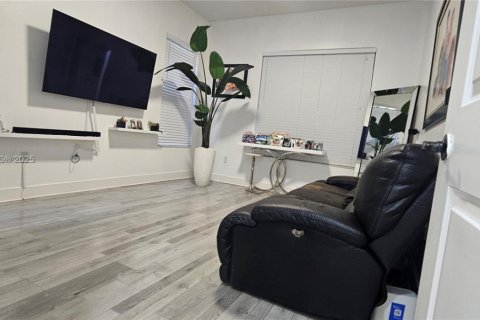 Casa en venta en Hialeah, Florida, 5 dormitorios, 226.03 m2 № 1858548 - foto 20