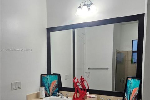 Casa en venta en Hialeah, Florida, 5 dormitorios, 226.03 m2 № 1858548 - foto 22