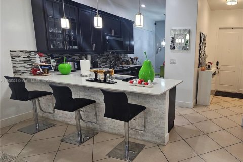 Casa en venta en Hialeah, Florida, 5 dormitorios, 226.03 m2 № 1858548 - foto 14