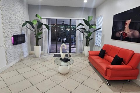 Casa en venta en Hialeah, Florida, 5 dormitorios, 226.03 m2 № 1858548 - foto 12