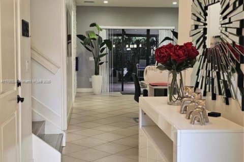 Casa en venta en Hialeah, Florida, 5 dormitorios, 226.03 m2 № 1858548 - foto 3