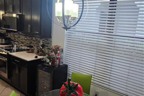 Casa en venta en Hialeah, Florida, 5 dormitorios, 226.03 m2 № 1858548 - foto 18