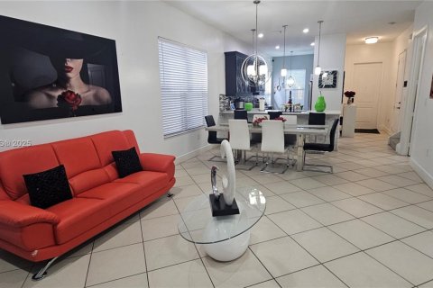 Casa en venta en Hialeah, Florida, 5 dormitorios, 226.03 m2 № 1858548 - foto 10