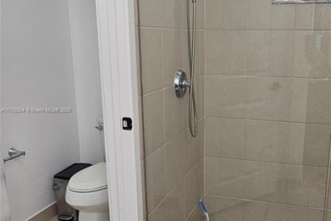 Casa en venta en Hialeah, Florida, 5 dormitorios, 226.03 m2 № 1858548 - foto 25