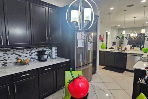 Casa en venta en Hialeah, Florida, 5 dormitorios, 226.03 m2 № 1858548 - foto 19