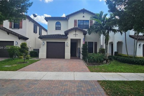 Casa en venta en Hialeah, Florida, 5 dormitorios, 226.03 m2 № 1858548 - foto 2