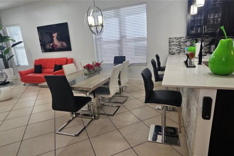 Casa en venta en Hialeah, Florida, 5 dormitorios, 226.03 m2 № 1858548 - foto 5