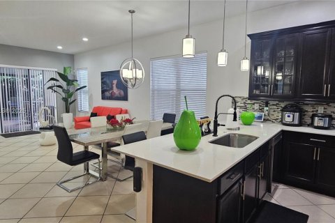 Casa en venta en Hialeah, Florida, 5 dormitorios, 226.03 m2 № 1858548 - foto 13