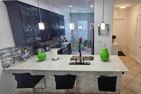 Casa en venta en Hialeah, Florida, 5 dormitorios, 226.03 m2 № 1858548 - foto 15