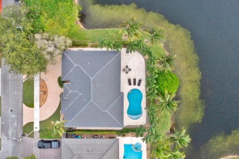 Casa en venta en Hialeah, Florida, 4 dormitorios, 196.49 m2 № 1729910 - foto 11