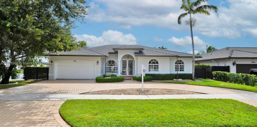 Casa en Hialeah, Florida 4 dormitorios, 196.49 m2 № 1729910