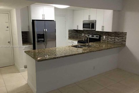 Снять в аренду кондоминиум в Майами, Флорида 3 спальни, 114.27м2, № 1950452 - фото 3