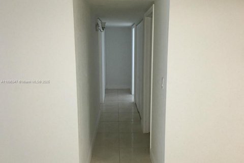 Снять в аренду кондоминиум в Майами, Флорида 3 спальни, 114.27м2, № 1950452 - фото 11