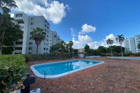 Снять в аренду кондоминиум в Майами, Флорида 3 спальни, 114.27м2, № 1950452 - фото 25