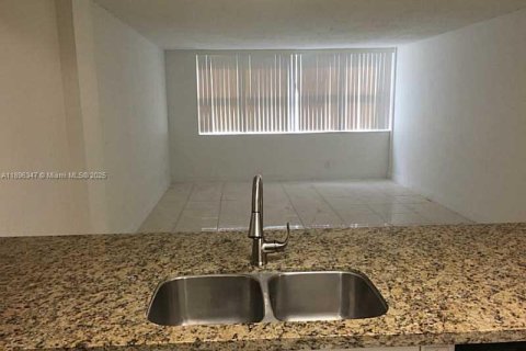 Снять в аренду кондоминиум в Майами, Флорида 3 спальни, 114.27м2, № 1950452 - фото 9