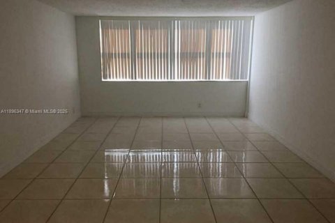 Снять в аренду кондоминиум в Майами, Флорида 3 спальни, 114.27м2, № 1950452 - фото 10