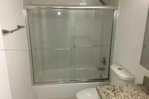 Снять в аренду кондоминиум в Майами, Флорида 3 спальни, 114.27м2, № 1950452 - фото 23