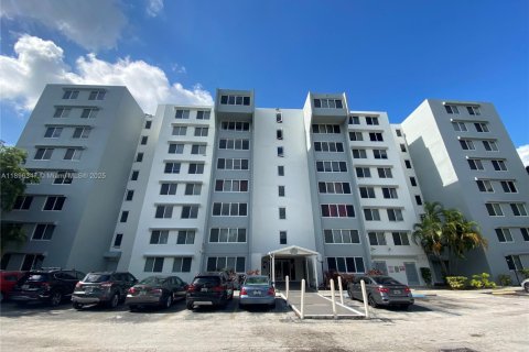 Снять в аренду кондоминиум в Майами, Флорида 3 спальни, 114.27м2, № 1950452 - фото 1