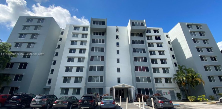 Кондоминиум с 3 спальнями в Майами, Флорида № 1950452