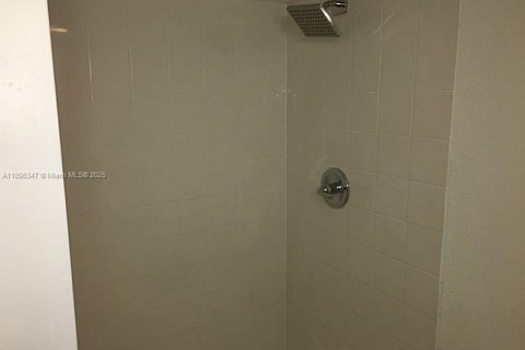 Снять в аренду кондоминиум в Майами, Флорида 3 спальни, 114.27м2, № 1950452 - фото 15