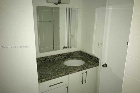 Снять в аренду кондоминиум в Майами, Флорида 3 спальни, 114.27м2, № 1950452 - фото 13