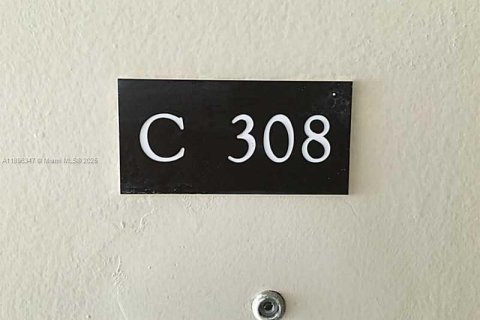 Снять в аренду кондоминиум в Майами, Флорида 3 спальни, 114.27м2, № 1950452 - фото 2