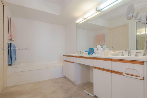 Copropriété à vendre à Aventura, Floride: 2 chambres, 126.81 m2 № 1730953 - photo 25
