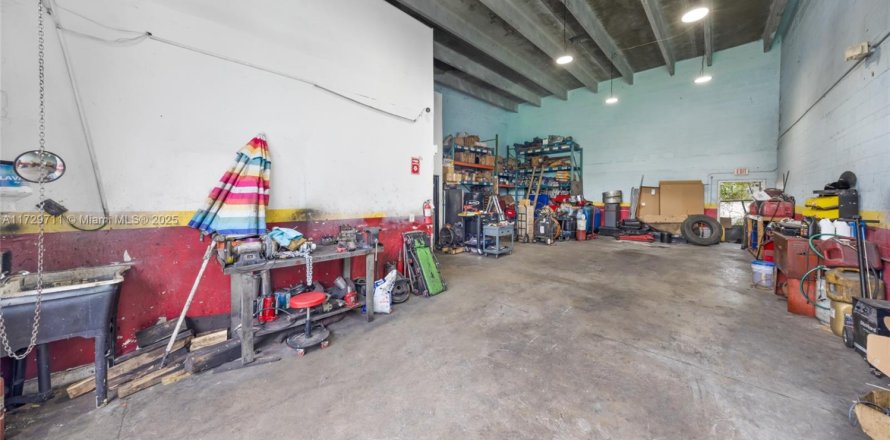 Коммерческая недвижимость в Медли, Флорида № 1984986