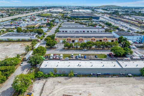 Купить коммерческую недвижимость в Медли, Флорида № 1984986 - фото 9