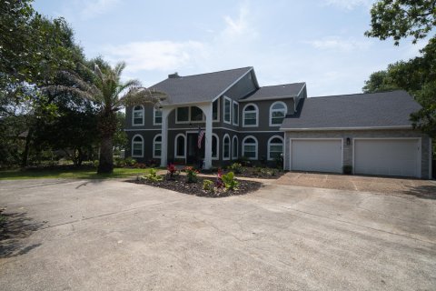 House in Mary Esther, Florida 4 bedrooms, 374.02 sq.m. № 559887 - photo 1