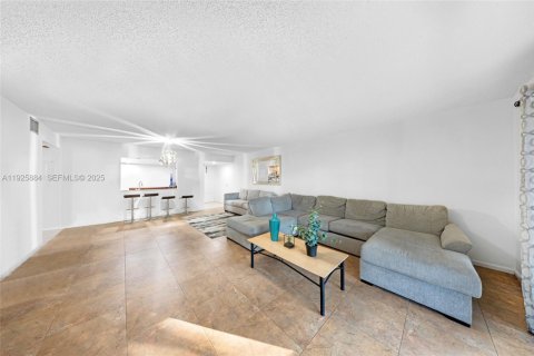 Condo in Davie, Florida, 2 bedrooms № 1986365 - photo 9
