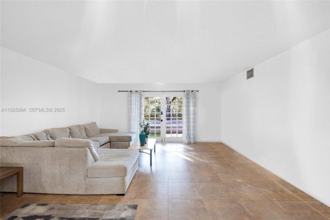 Condo in Davie, Florida, 2 bedrooms № 1986365 - photo 10