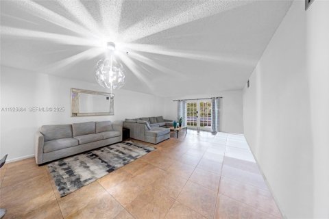 Condo in Davie, Florida, 2 bedrooms № 1986365 - photo 8