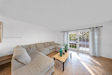 Condo in Davie, Florida, 2 bedrooms № 1986365 - photo 6