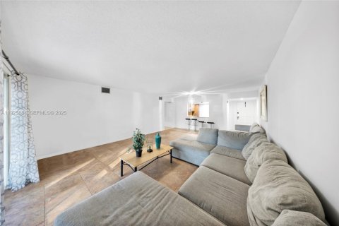 Condo in Davie, Florida, 2 bedrooms № 1986365 - photo 7