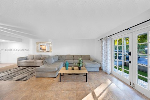 Condo in Davie, Florida, 2 bedrooms № 1986365 - photo 1