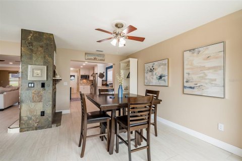 House in Madeira Beach, Florida 3 bedrooms, 193.05 sq.m. № 2295089 - photo 14