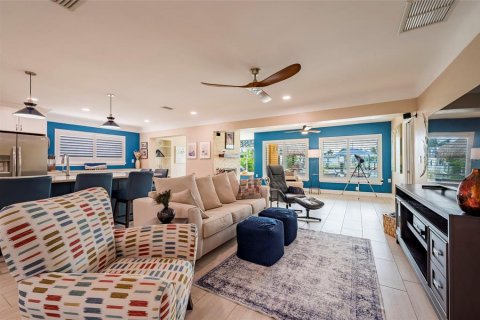 House in Madeira Beach, Florida 3 bedrooms, 193.05 sq.m. № 2295089 - photo 5
