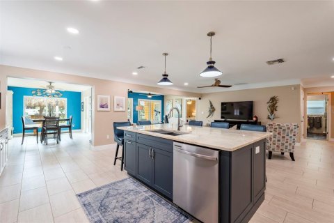 House in Madeira Beach, Florida 3 bedrooms, 193.05 sq.m. № 2295089 - photo 13