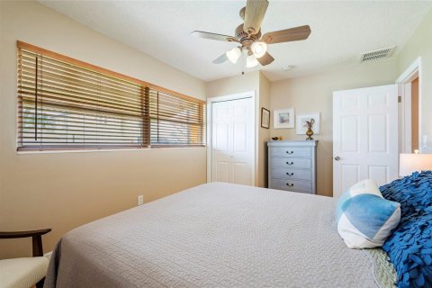 House in Madeira Beach, Florida 3 bedrooms, 193.05 sq.m. № 2295089 - photo 19