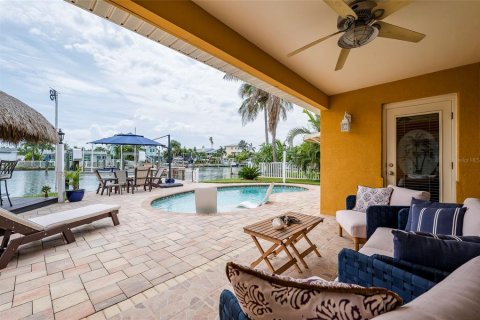 House in Madeira Beach, Florida 3 bedrooms, 193.05 sq.m. № 2295089 - photo 28