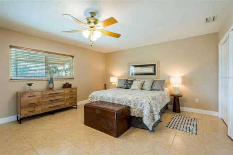 House in Madeira Beach, Florida 3 bedrooms, 193.05 sq.m. № 2295089 - photo 21